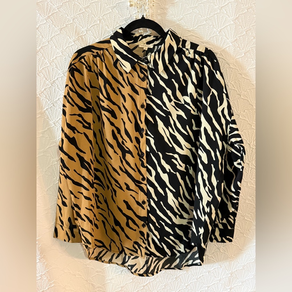 JODIFL Two-Tone Animal Print Button-Down Shirt - Black & Mustard - Picture 5 of 6